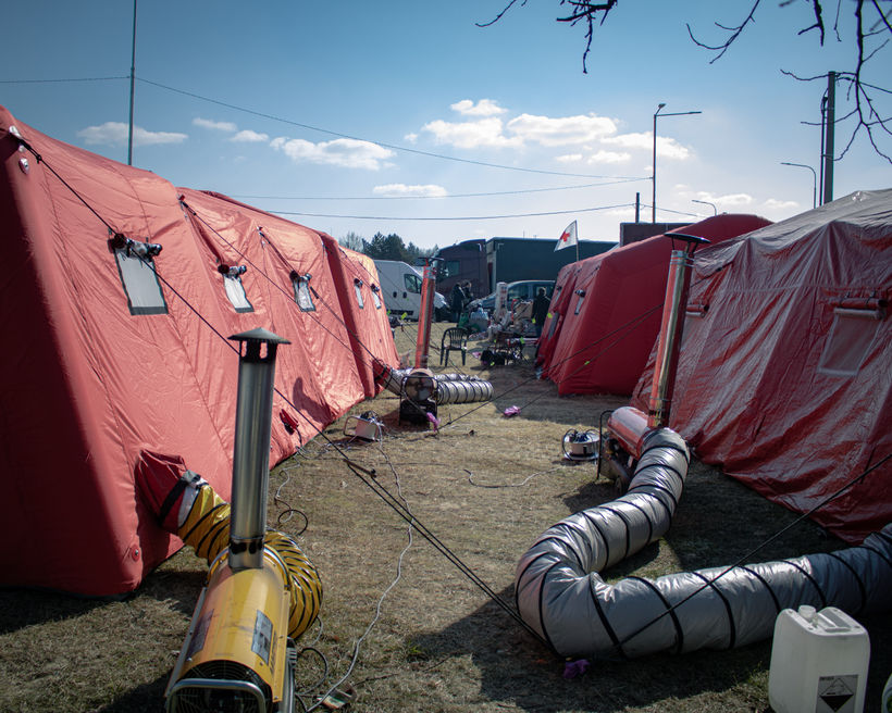 A complex of tents with heating, where refugees can stay overnight before continuing their journey towards their final destination.
