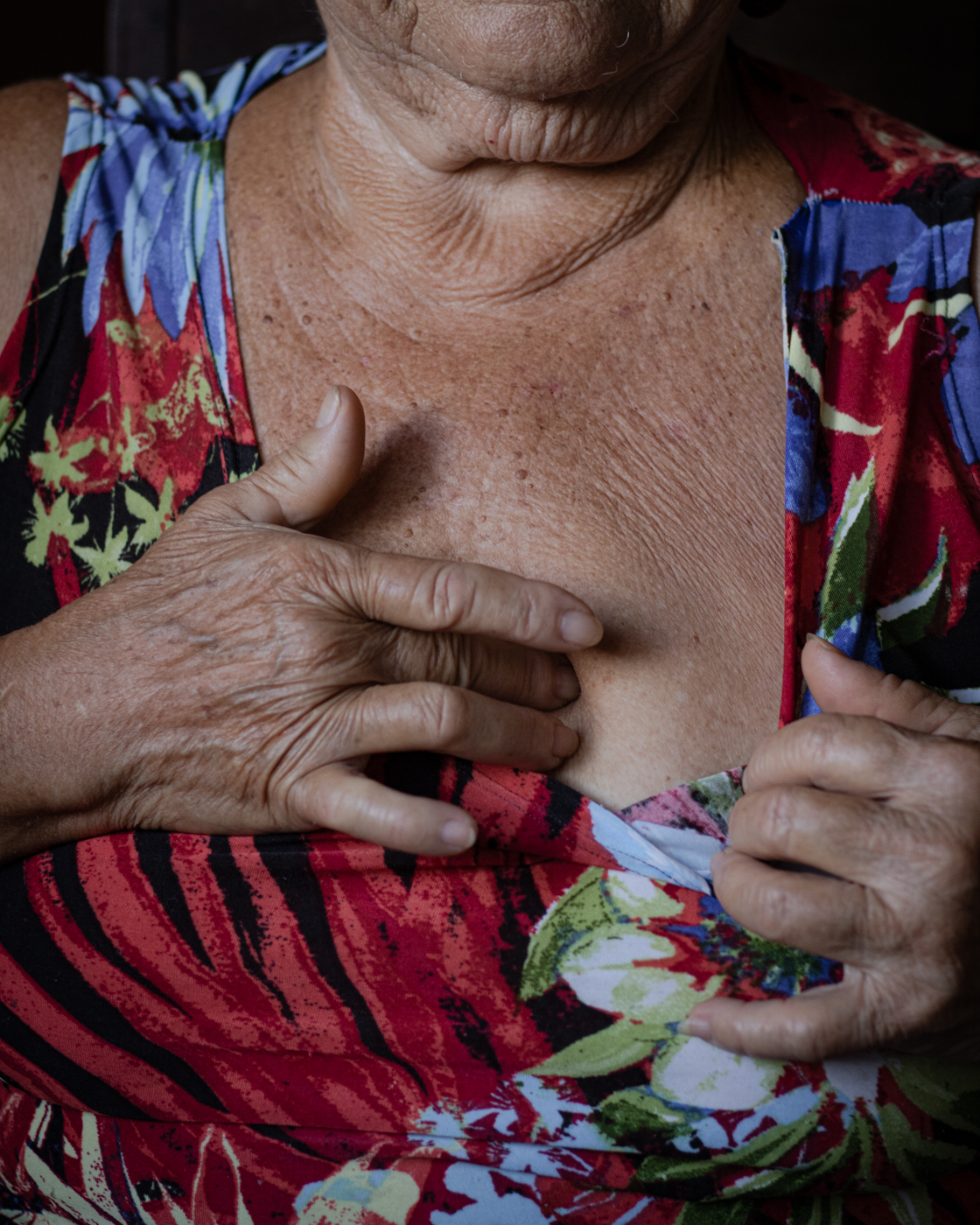 Maria Helena, bendezeira from Araçuaí, shows with her hand where in the body the "espinhela" is located. When the "espinhela" falls, a person gets "espinhela caída", which can cause a myriad of different ills.