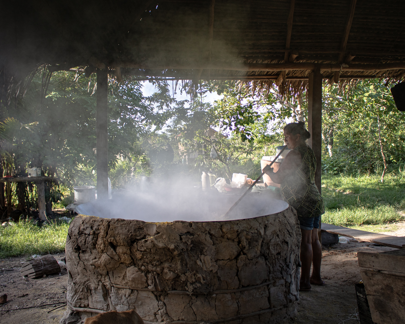 Maria Loreta Pascoal’s sister toasts cassava flour. A study developed by World Resources Institute (WRI) Brazil found that adopting bioeconomic models that replicate productive arrangements already existing within Indigenous communities could increase the region’s GDP by $8 billion and create 312,000 new jobs.