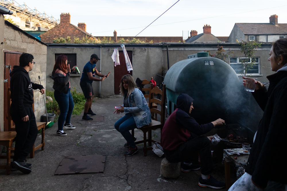 First barbecue held in the backyard after some of the residents bought a grill. As it traditionally happens in Brazilian barbecues, besides the meat, there was rice, farofa, vinagrete and maionese, typical barbecue side dishes. From left to right: Alan, Beatriz, Jonathan, Daiane, Eduardo and Carla.