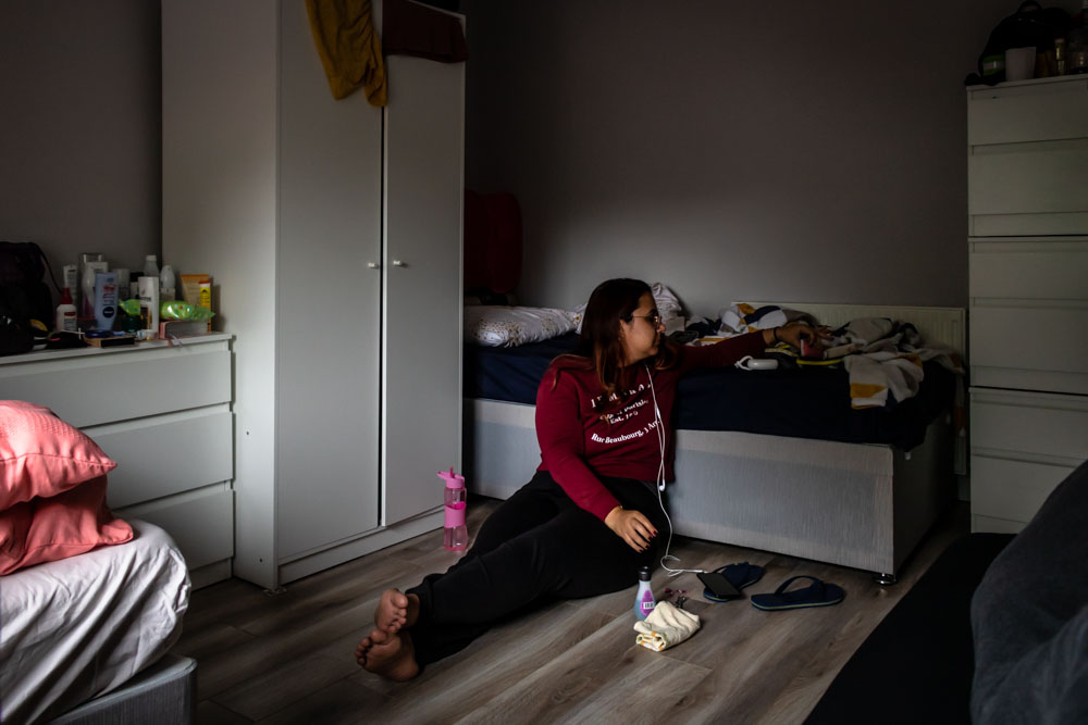 Unlike the other residents, Beatriz didn’t move to Dublin on an English studying visa. With her Brazilian/Italian double citizenship, she moved in the search of work. Beatriz shared the bedroom with Amanda and Bárbara, until the latter moved out of the house.