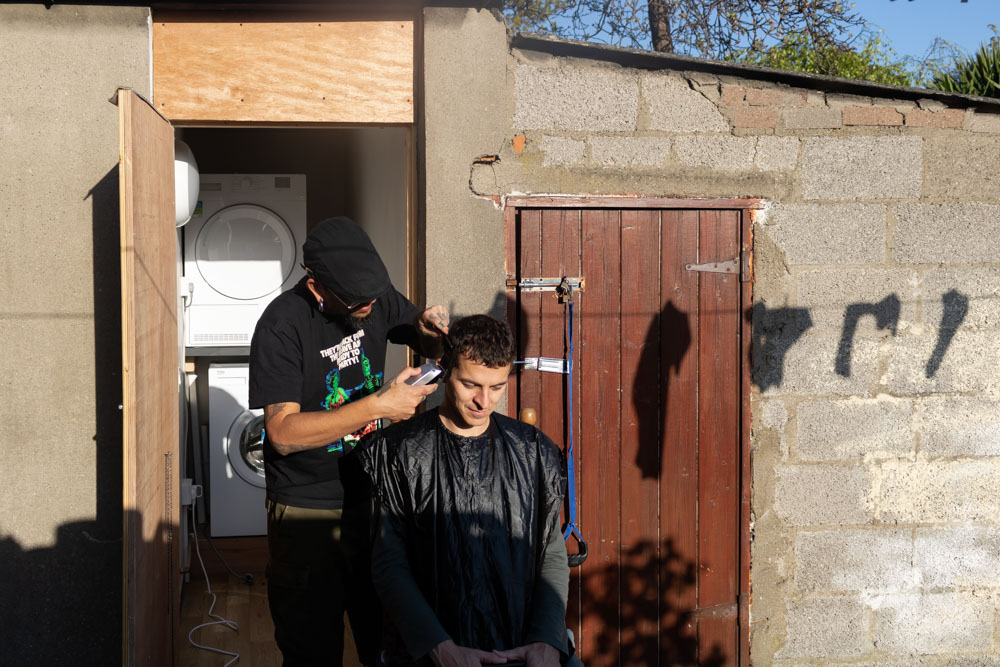 Everton cuts Eduardo’s hair in the backyard. They knew each other from Brazil, as they attended the same church in São Paulo. In Dublin, Everton and Eduardo lived in Bedroom 1 with Alan, from Guatemala.